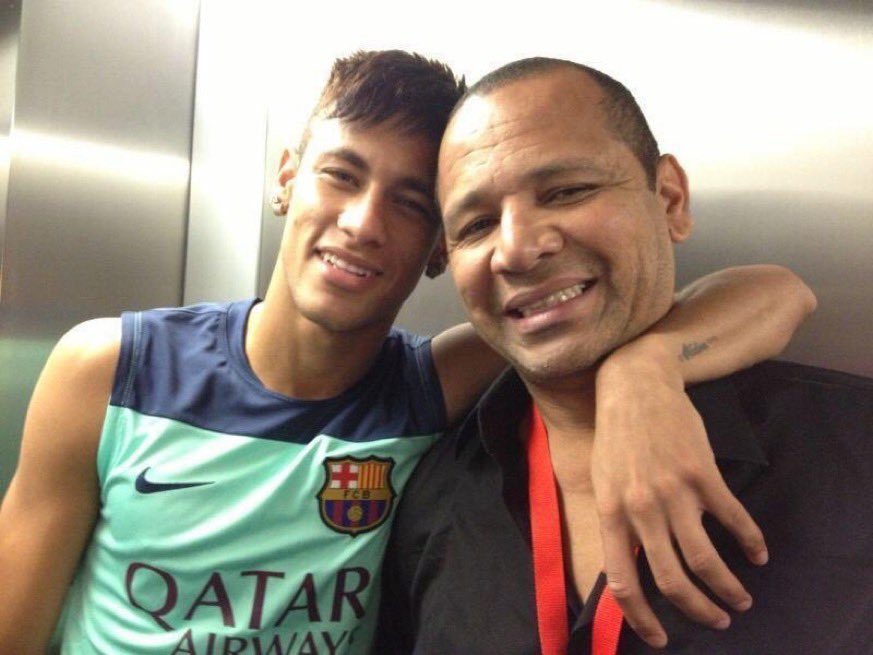 fofoca24hr1's tweet photo. 🚨VEJA: Pai de Neymar vai pagar fiança de Daniel Alves, afirma jornal "La Vanguardia". https://t.co/r0M3fzUjha