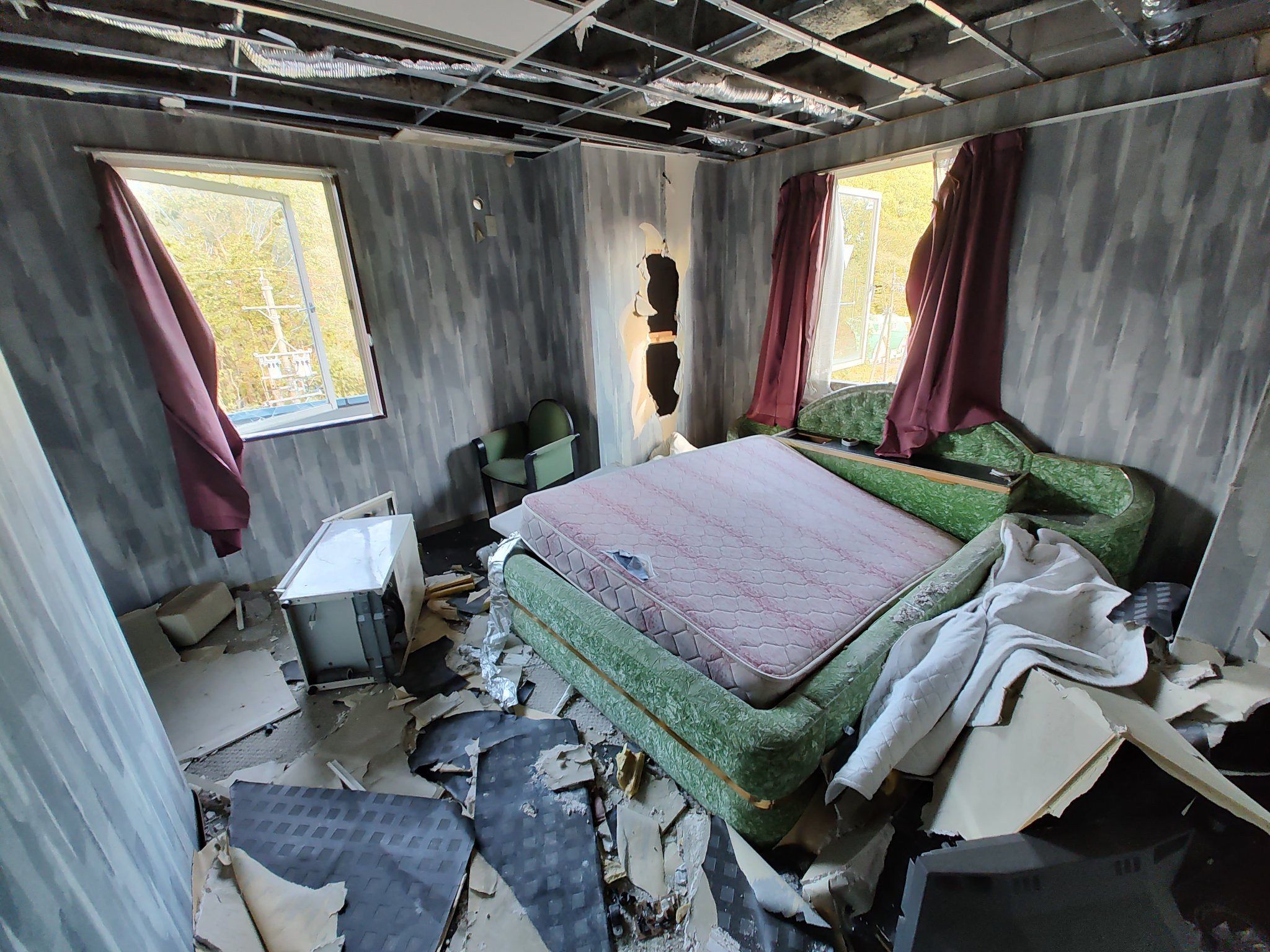 廃業 ラブホテル  / X