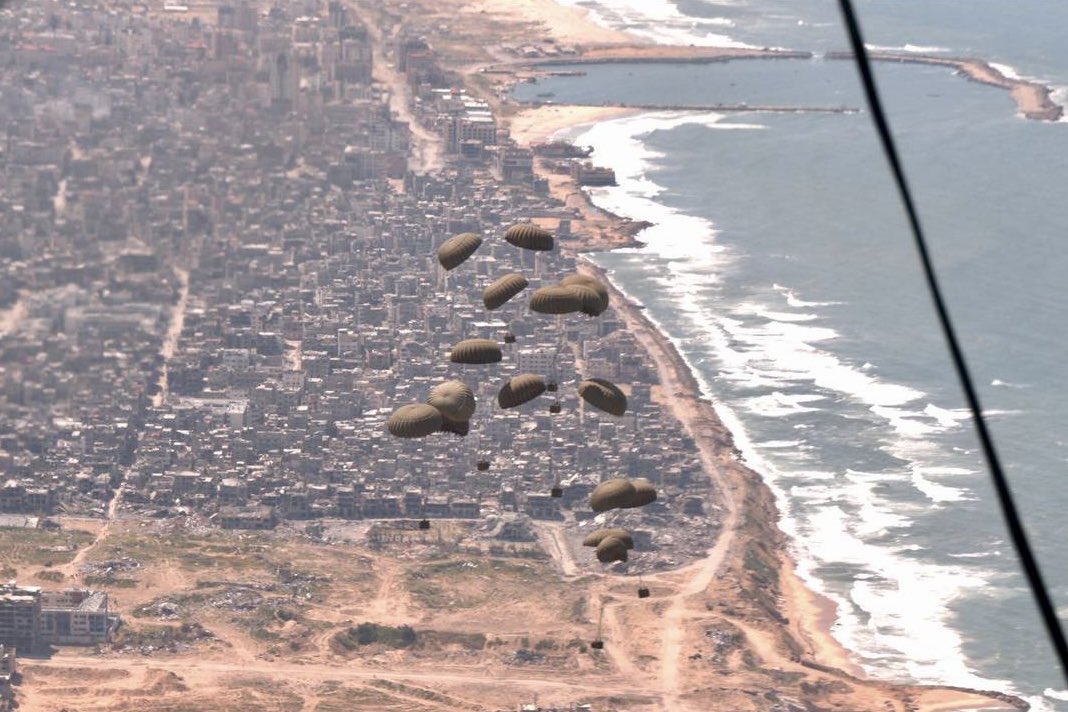 The RSAF's C-130 transport aircraft successfully executed its first humanitarian airdrop earlier today. Every little bit counts; we hope these airdrop missions will bring some relief to the humanitarian situation in Gaza. More: facebook.com/share/p/7cycV3…