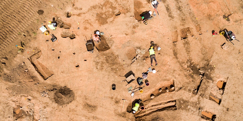 In 2020, a huge—possibly Iron Age—settlement was uncovered near Cruden Bay in Aberdeenshire, the first major prehistoric site to be found in the area 🛖 On 27 March, join @AliTheArchaeol to hear about the site and other discoveries from the region: digitscotland.com/events/iron-ag…