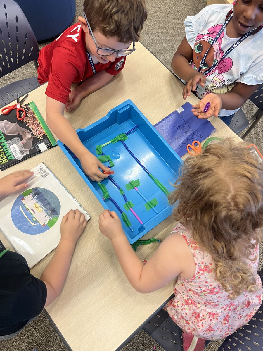 Problem solving and building mazes using @HEXBUG The smiles were endless for these @MeadowWoodSBISD Kinder Students @SBISDLibraries @SBISD @SBISDEdTech