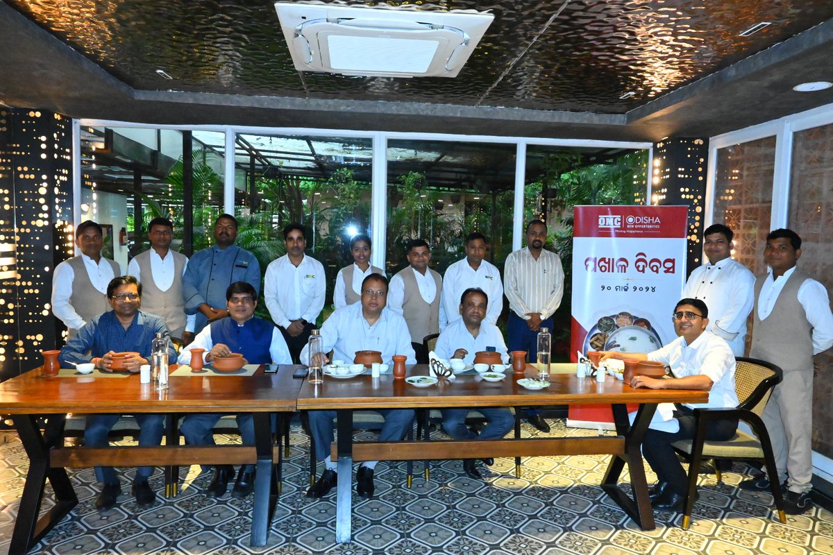 #PakhalaDibasa: ଆଜି ବିଶ୍ୱ "ପଖାଳ ଦିବସ"। ରୁଚିପୂର୍ଣ୍ଣ ଓଡ଼ିଆ ଖାଦ୍ୟ ସମ୍ଭାର ମଧ୍ୟରେ ପଖାଳର ଆଦର ସବୁବେଳେ ଖୁବ ସ୍ଵତନ୍ତ୍ର, ପୁରାତନ ଓ ଅତି ନିବିଡ଼। 

ଏହି ସୁଆଦିଆ ଆବେଗର ଅବସରରେ ‘ଓଏମସି’ର ଏମ.ଡି ଶ୍ରୀ ବଲୱନ୍ତ ସିଂ ଙ୍କ ସମେତ କମ୍ପାନୀର ବରିଷ୍ଠ ଅଧିକାରୀ ଓ କର୍ମଚାରୀ ମାନେ ପୁଷ୍ଟିକର ପଖାଳ କଂସାର ଭରପୂର ମଜା ଉଠାଇଛନ୍ତି I