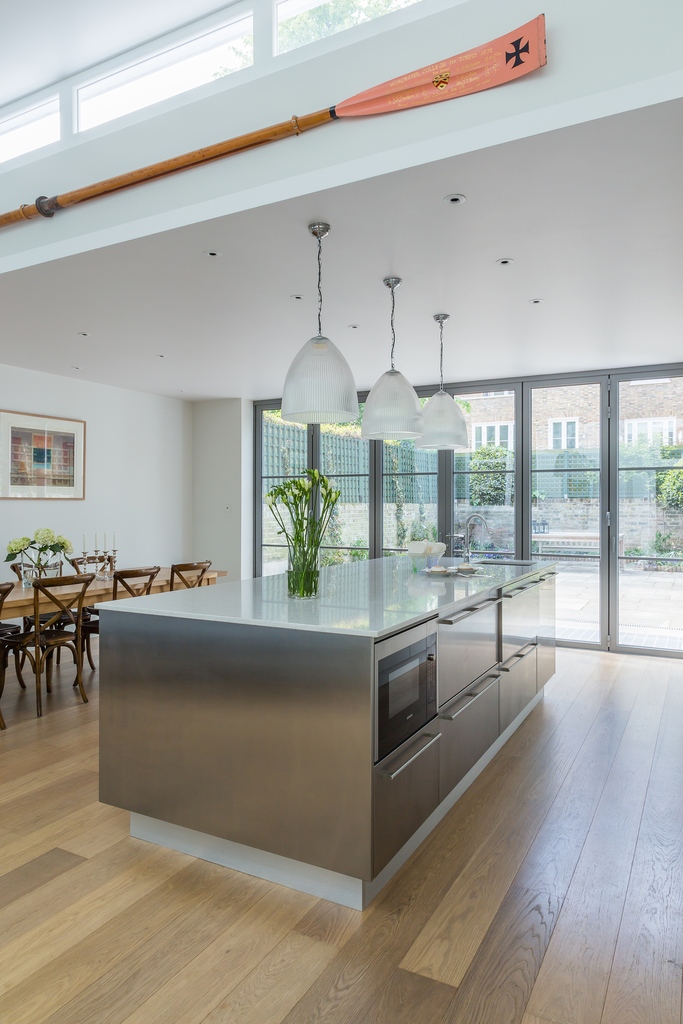 Used by professional chefs, stainless steel is renowned for being the most functional and timeless work surface! Even with this family's two dogs, the hard-wearing stainless steel island will stand the test of time! #kitcheninspo #luxuryhome #scandilook l8r.it/7ezW