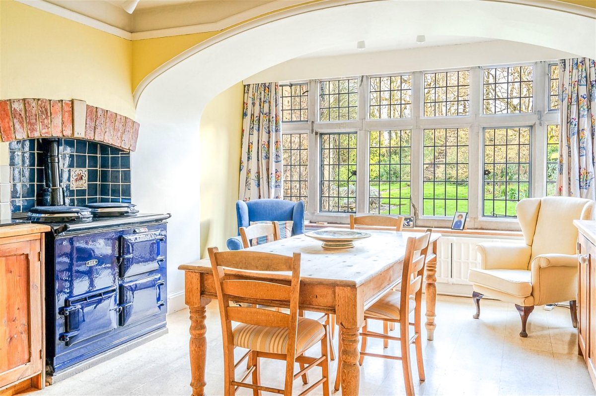 Lowden #Manor House is a beautiful period home in the heart of #Chippenham & boasts a handsome Georgian frontage with later additions. About 4,000 sq ft with mature gardens of about 1 acre. 

On the market with @James_Pyle 
#househunt #buyingagent