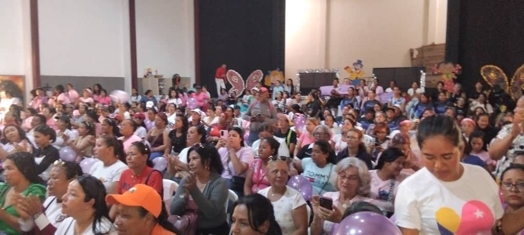 #Entérate | Desde el teatro Pichincha de Cumaná, se realizó el Foro Sororidad entre mujeres, como herramienta poderosa para el cambio social y la igualdad de género.

@GPintoVzla
#ÉpocaDeTransformación