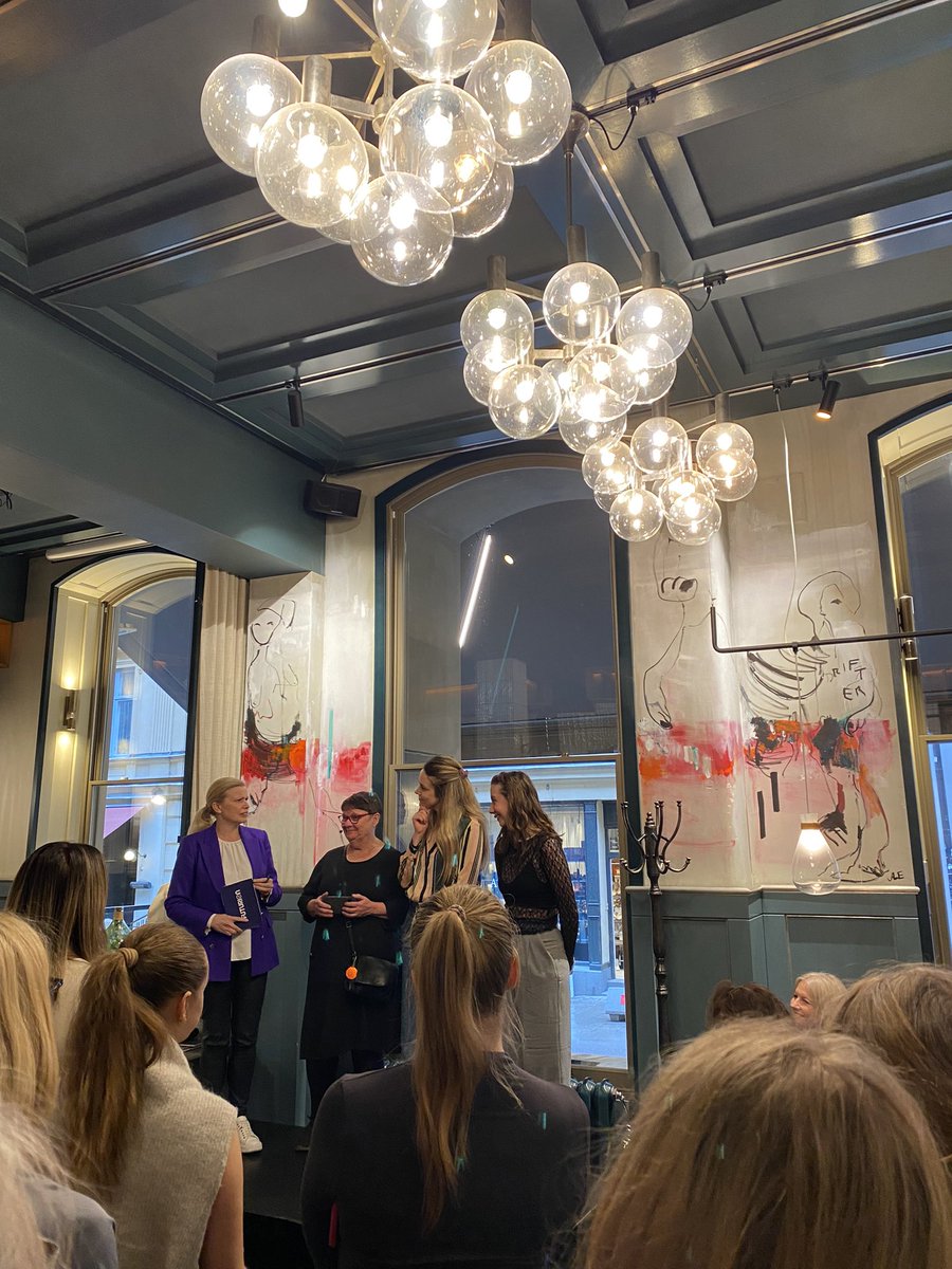 ATT jag lever i en tidsålder tillsammans med smarta människor som bla <a href="/amelsec/">Anne-Marie Eklund Löwinder</a>!!!! Guldkant.