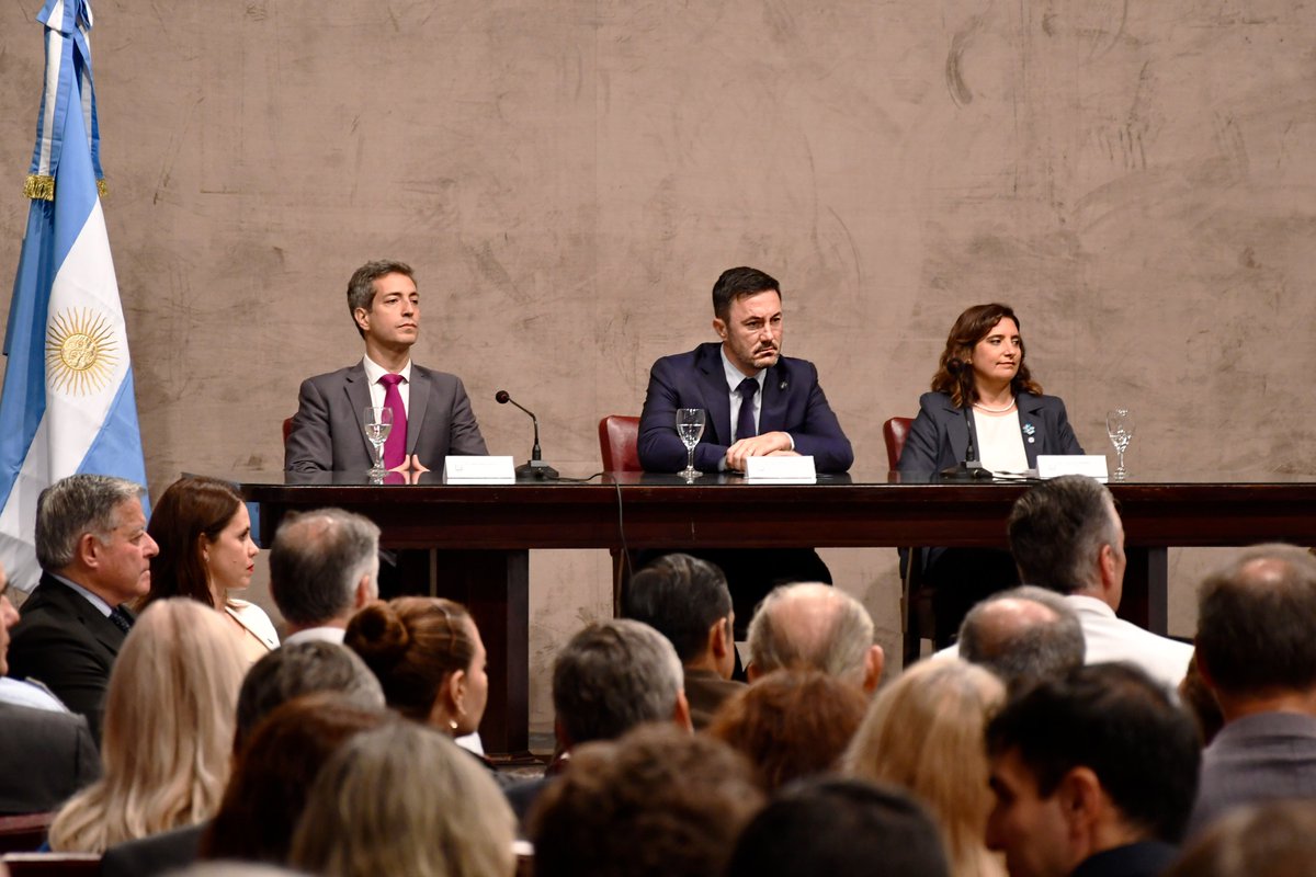 La Universidad de la Defensa Nacional celebra la investidura de sus autoridades con la presencia del Ministro de Defensa, <a href="/luispetri/">Luis Petri</a> .
