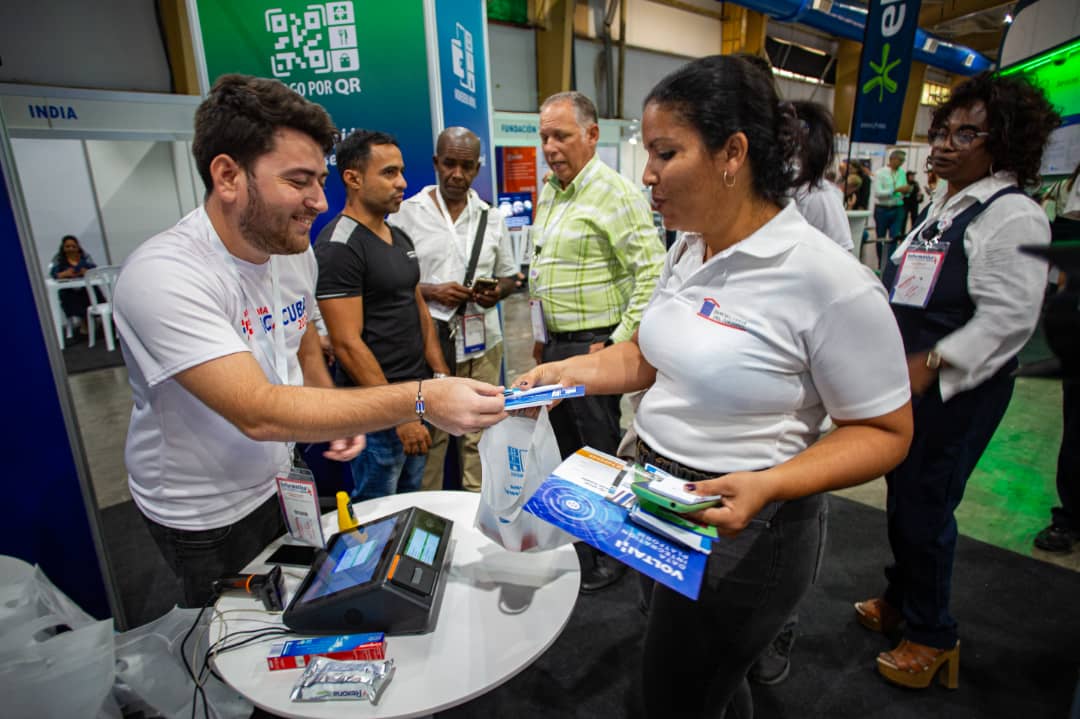 ETECSA_Cuba's tweet image. 🗓️ Un día activo en nuestro stand de #Informática2024:
✅ Presentaciones (#Transfermóvil) 📲
✅ Firma de convenios 🤝
✅ Sorteos con @pictacuba, @APKlis_Cu y ToDus 🎁