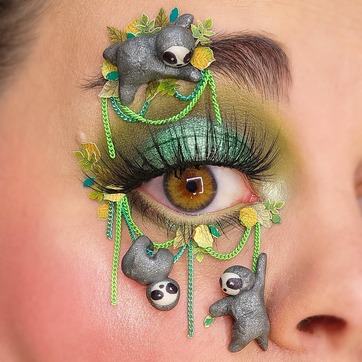 🦥 hang in there baby 🦥
<a href="/JeffreeStar/">Jeffree Star</a> Cosmetics Blood Money palette, Skin Frost Ice Cold, concealer
<a href="/DanessaMyricks/">Danessa Myricks</a> Colorfix liquid metals Platinum
<a href="/ColourPopCo/">ColourPop Cosmetics</a> Creme Gel Liner Electric Daisy
<a href="/NYXCosmetics/">NYX Pro Makeup US</a> Glitter primer
<a href="/GerardCosmetics/">Gerard Cosmetics™</a> Clean Canvas
<a href="/shopmissa/">Shop Miss A Official ⚡️</a> Lash adhesive