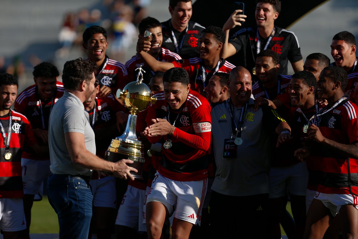 🤩🙌🏽 Momento de Glória! Quando se dá conta que vai levantar o troféu da CONMEBOL #LibertadoresSub20 🏆 🔴⚫ @Flamengo - @agdws