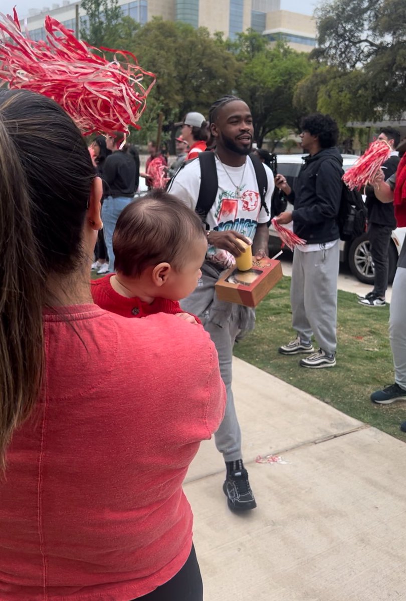 UH_Francisco's tweet photo. @Thejshead your youngest fan wishing you best of Luck !! Let’s go get the W !! #MarchMadness #GoCoogs https://t.co/Jvgp51YEMu