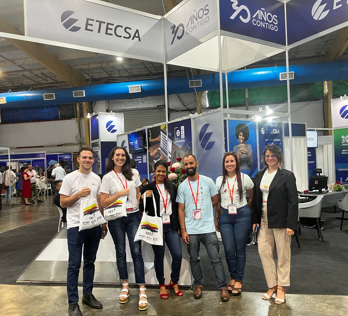 ETECSA_Cuba's tweet image. 🗓️ Un día activo en nuestro stand de #Informática2024:
✅ Presentaciones (#Transfermóvil) 📲
✅ Firma de convenios 🤝
✅ Sorteos con @pictacuba, @APKlis_Cu y ToDus 🎁