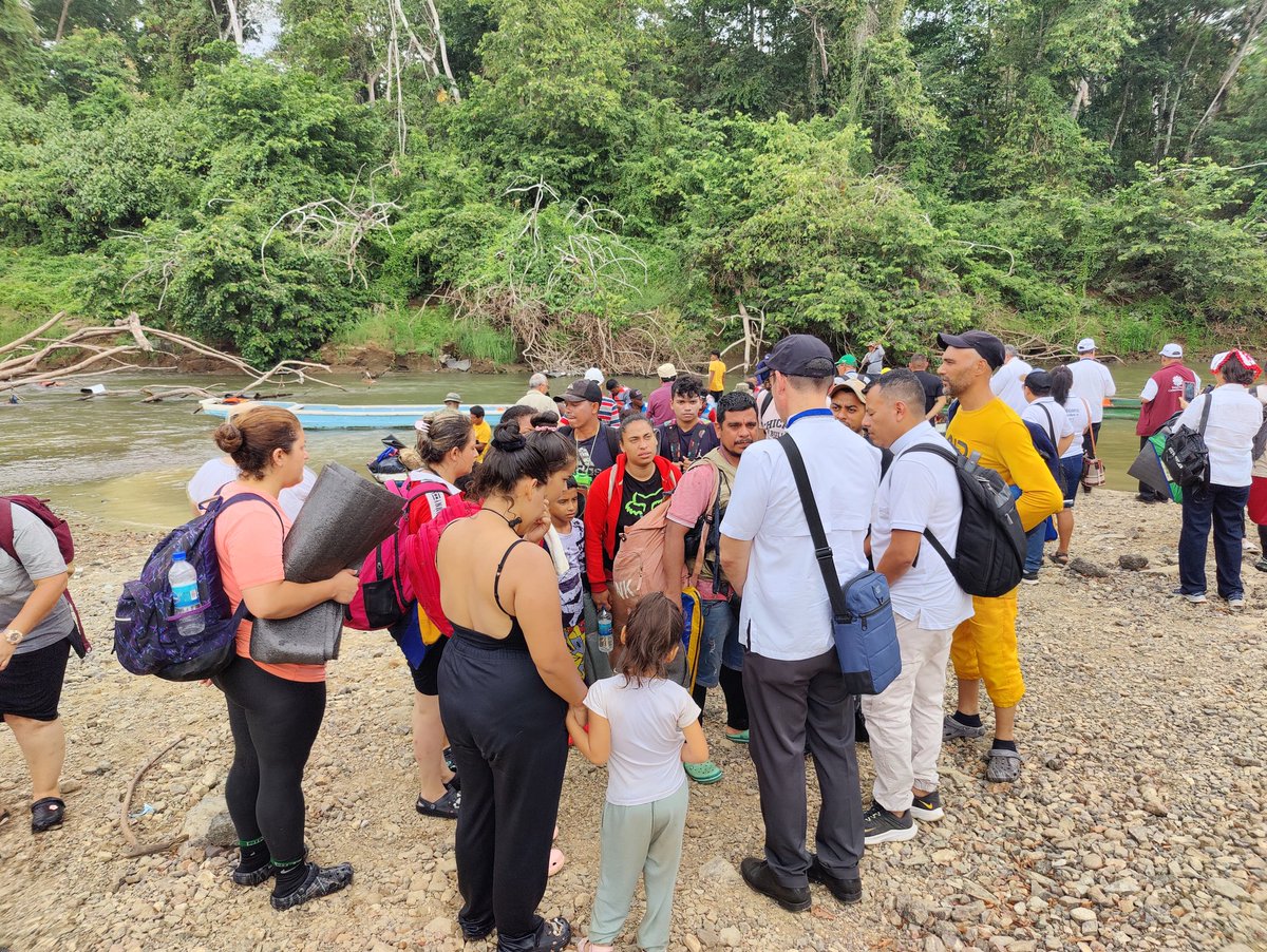 'Pasqua con nuestros hermanos migrantes'🤝 Los obispos de Panamá, Costa Rica y Colombia oraron junto con sus hermanos y hermanas migrantes del campo de acogida de Lajas Blancas, en las afueras de la selva de #Darién. humandevelopment.va/es/progetti/ob… @vaticannews_es