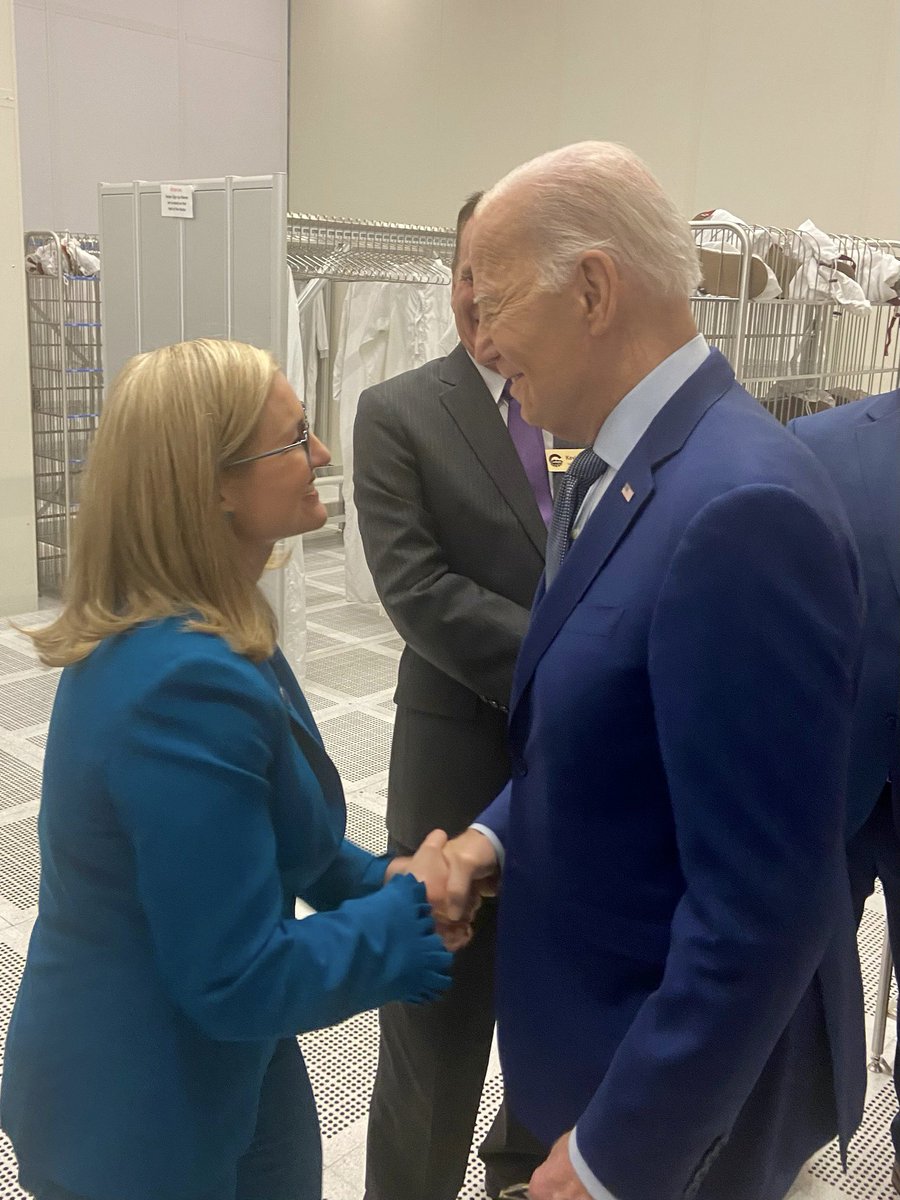 Mayor Kate Gallego (@mayorgallego) on Twitter photo Thrilled to join <a href="/POTUS/">President Donald J. Trump</a>, <a href="/SecRaimondo/">Secretary Gina Raimondo</a>, Congressional and Tribal leaders, local officials, and community partners at today’s announcement at <a href="/intel/">Intel</a>. This new $8.5 billion award is going to power thousands of high-wage jobs and bring critical chip manufacturing back to the U.S. 🇺🇸 Thrilled to join <a href="/POTUS/">President Donald J. Trump</a>, <a href="/SecRaimondo/">Secretary Gina Raimondo</a>, Congressional and Tribal leaders, local officials, and community partners at today’s announcement at <a href="/intel/">Intel</a>. This new $8.5 billion award is going to power thousands of high-wage jobs and bring critical chip manufacturing back to the U.S. 🇺🇸
