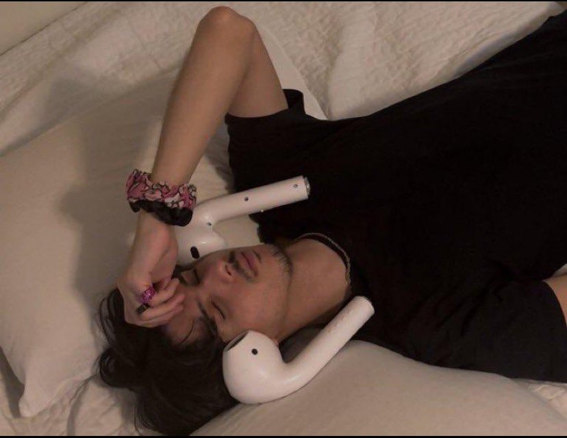 yeni takıntı yaptığım şarkıyı bu gün 1822882828228 kez dinliyorum