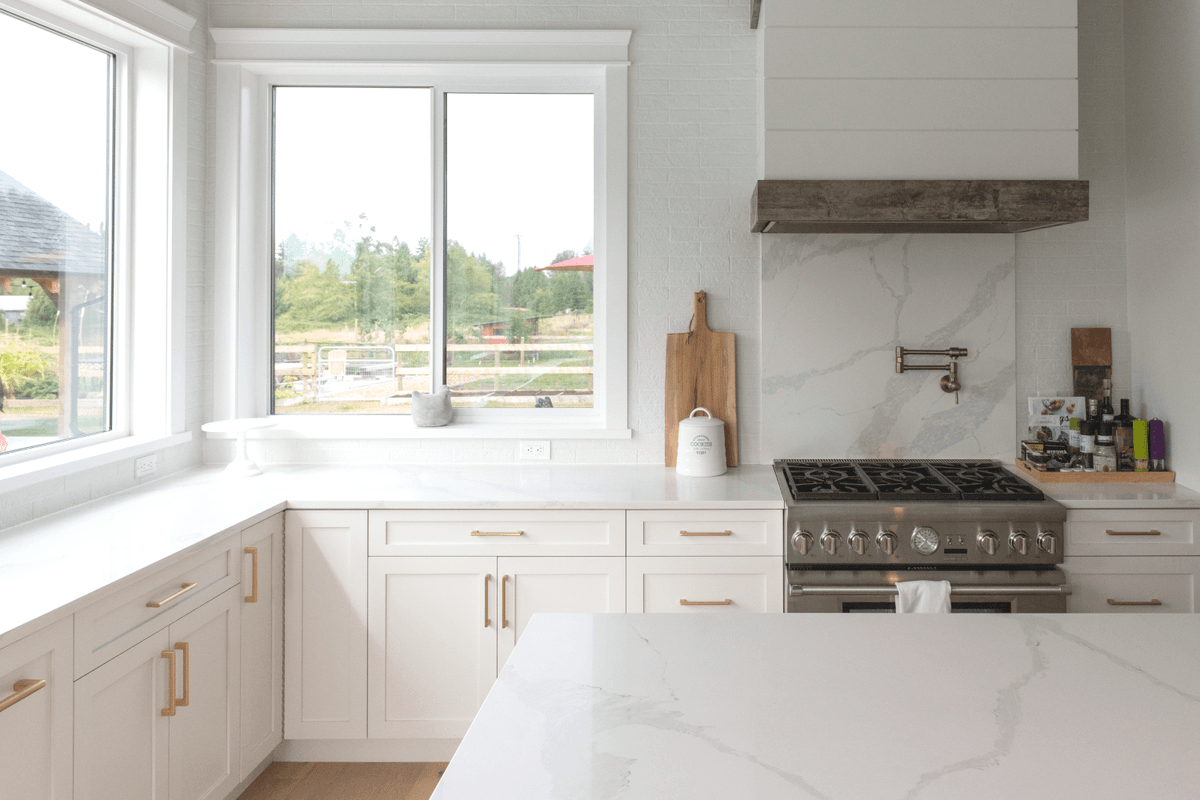 SEIConstruction's tweet photo. Giving your kitchen a makeover creates more space, adds comfort, and updates its look. Small changes make your renovation personal. Here are some ideas for those special finishing touches.

https://t.co/LlaVRk7igi https://t.co/N2HokcPXIh