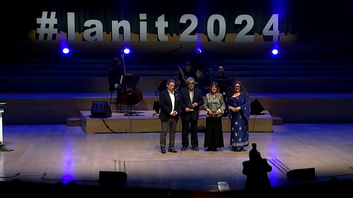 COEINF (@coeinf) on Twitter photo 🏆🌙 Reconeixement dels Organitzadors: <a href="/telecoscat/">TelecosCAT</a> <a href="/Goncal_B/">Gonçal Bonhomme</a> <a href="/DCoeinf/">donesCOEINF</a> <a href="/KarinagibertK/">kg</a>
A la Direcció General d’Administració Digital <a href="/gencat/">Generalitat de Catalunya</a> i CTTI <a href="/gencat/">Generalitat de Catalunya</a>
💪Recullen el reconeixement <a href="/NuriaEspuny/">Núria Espuny Salvadó</a> i Xavier Milà <a href="/gencat/">Generalitat de Catalunya</a> 🏆🌙 Reconeixement dels Organitzadors: <a href="/telecoscat/">TelecosCAT</a> <a href="/Goncal_B/">Gonçal Bonhomme</a> <a href="/DCoeinf/">donesCOEINF</a> <a href="/KarinagibertK/">kg</a>
A la Direcció General d’Administració Digital <a href="/gencat/">Generalitat de Catalunya</a> i CTTI <a href="/gencat/">Generalitat de Catalunya</a>
💪Recullen el reconeixement <a href="/NuriaEspuny/">Núria Espuny Salvadó</a> i Xavier Milà <a href="/gencat/">Generalitat de Catalunya</a>