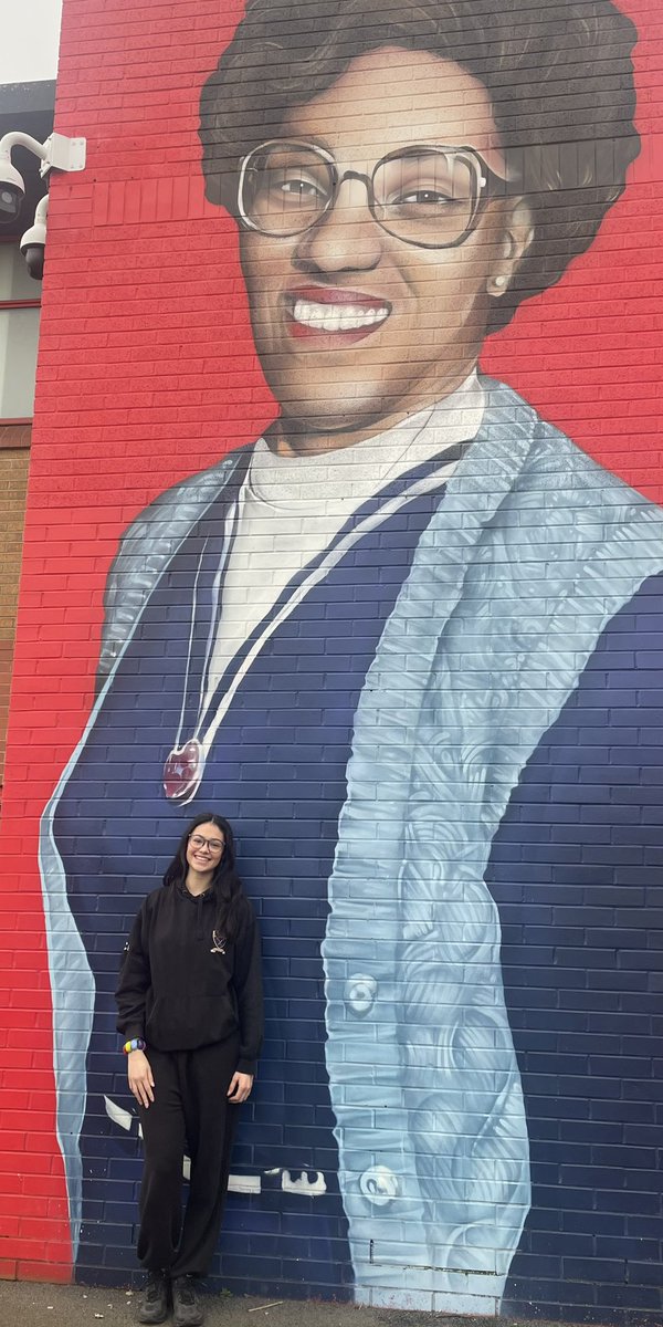 When Betty Campbell’s granddaughter sees her grandmother’s mural up close for the first time! ❤️Savannah, we look forward to you & Saad running our girls boxing club after the Easter break! @TigerBayABC @Zade_CD @ApexEducate @WelshBoxing @LLPrice94 @leeselby126 @Dawn_Bowden