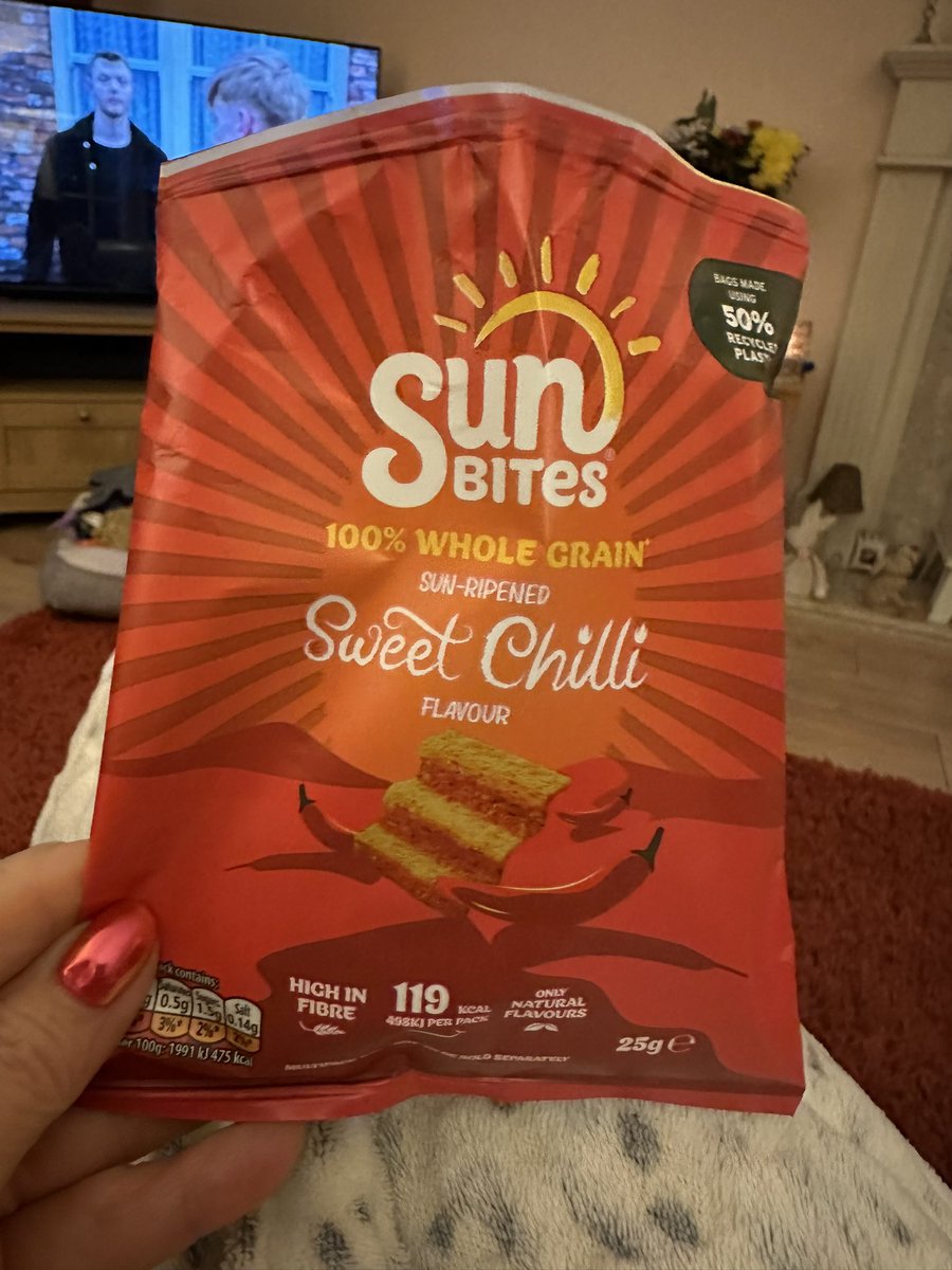 KinlochSusan's tweet photo. Bit disappointed with these, barely any crisps 😳 #sunbites https://t.co/ZA2jx4Fi5C