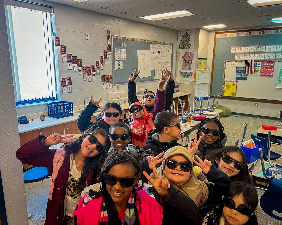 📗𝐑𝐄𝐀𝐋 𝐌𝐄𝐍 𝐑𝐄𝐀𝐃 📕 Thank you, Mrs. Noll, and the 2nd graders of Southwick Elementary School for hanging out with Sgt Griffith, for the 𝚁𝙴𝙰𝙻 𝙼𝙴𝙽 𝚁𝙴𝙰𝙳 program sponsored by @BBBSNEI. 🍎📚 #ACPD #sheriff #community #CommunityPolicing #lawenforcement