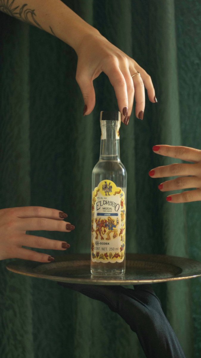 Si tuvieras que elegir entre el amor 🥰 de tu vida y un mezcal? ¿Cuál escoges? Pon con 💛🤍tu fav #mezcal #frasesdeamor #mezcales #drinks #love #mezcaleria #mezcalitos #lfl #potd #lovephrases #mezcalartesanal #mezcallovers #diablitos #littledevil #devils #diablos #endiablate👹
