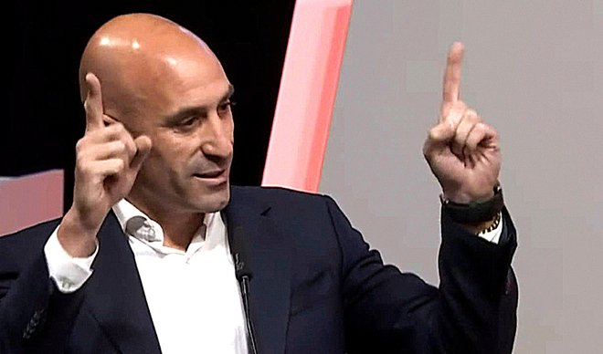 Declaraciones de Luis Rubiales tras los registros en la RFEF:

¡No me van a detener!
¡No me van a detener!
¡No me van a detener!
