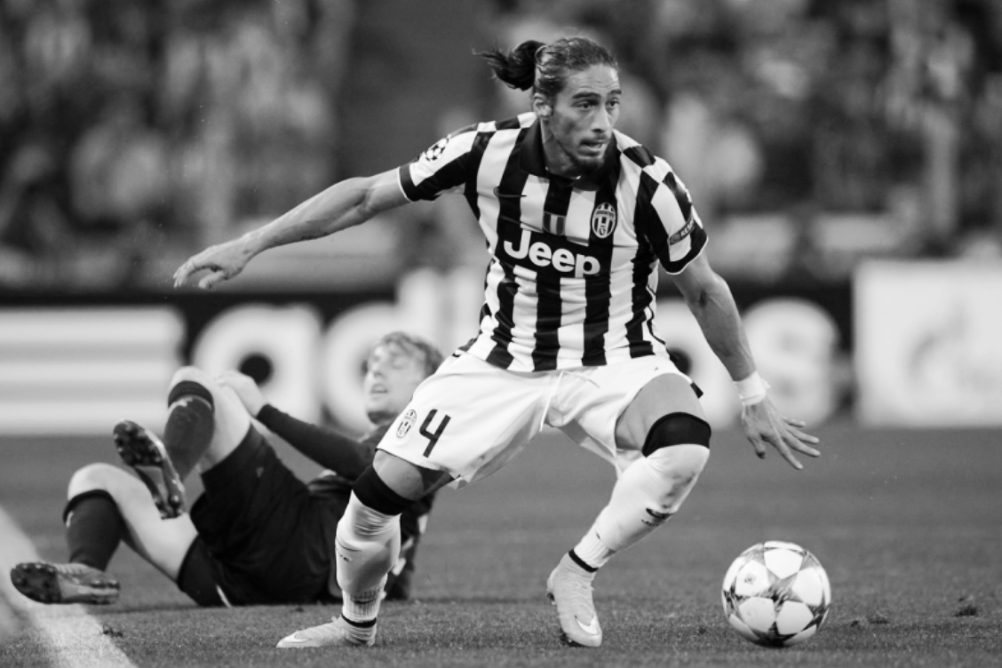 CultoBianconero's tweet photo. non so voi ma io mi sono stancato di vedere la Juve rappresentata da gente che si depila, che si fa i boccoli o che fa i reels vestita da Gucci o da Prada: io voglio il ritorno alla Juve di quelli brutti, con la faccia sporca, voglio il ritorno dei figli di buona donna #Caceres https://t.co/MdZTN4eL83