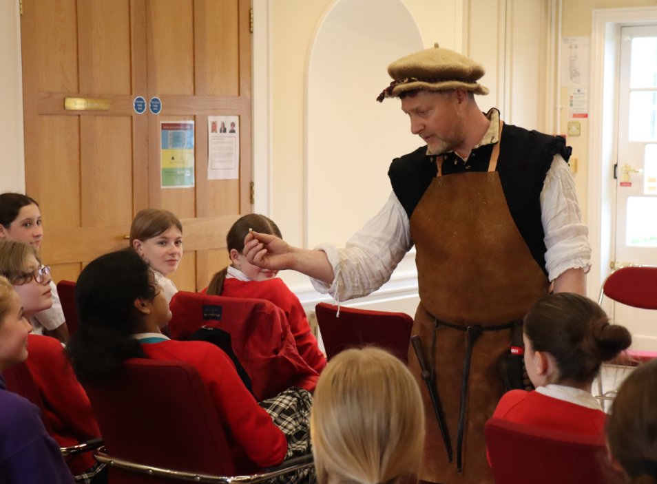 PipersSenior's tweet image. Today in a fascinating workshop, #PipersYear8 have been learning about medicine in the Middle Ages, including how the roles of the Apothecary, Physician and the varied expertise of a Barber Surgeon has influenced modern day techniques. 

#MiddleAges #PipersSenior
