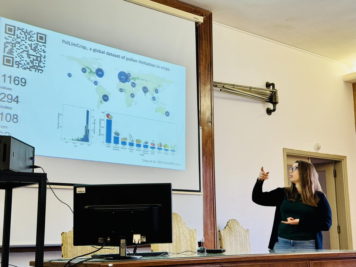 Catarina Siopa (@CatarinaSiopa) was one of the speakers at today's dcv.talks (@DCV_UC), where she presented some of the results of her PhD project, with the talk 'Pollination and Pollinators in Crops'! 🌸🪰🦋🐝🌼