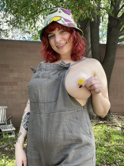 Happy spring 🌼 yay to more naked time outside under the sun https://t.co/RgDsdMH90M