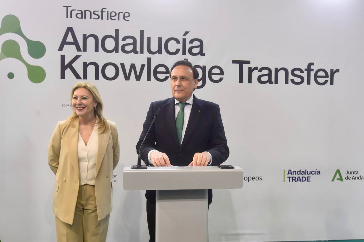 UniversidadAnd's tweet image. 🔛 El consejero de @UniversidadAnd, @GoVillamandos, acompañado de la consejera de @EconoHaciendAND, @CarolinaEspanaR, ha inaugurado en el @ForoTransfiere el stand de @AndaluciaJunta, donde el espacio #AndalucíaKnowledge cuenta con un amplio programa de ponencias y mesas redondas