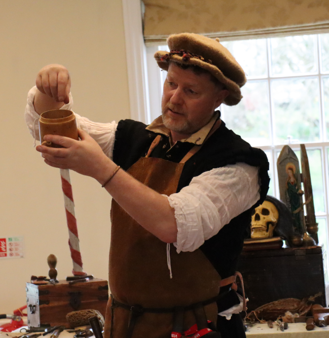 PipersSenior's tweet image. Today in a fascinating workshop, #PipersYear8 have been learning about medicine in the Middle Ages, including how the roles of the Apothecary, Physician and the varied expertise of a Barber Surgeon has influenced modern day techniques. 

#MiddleAges #PipersSenior