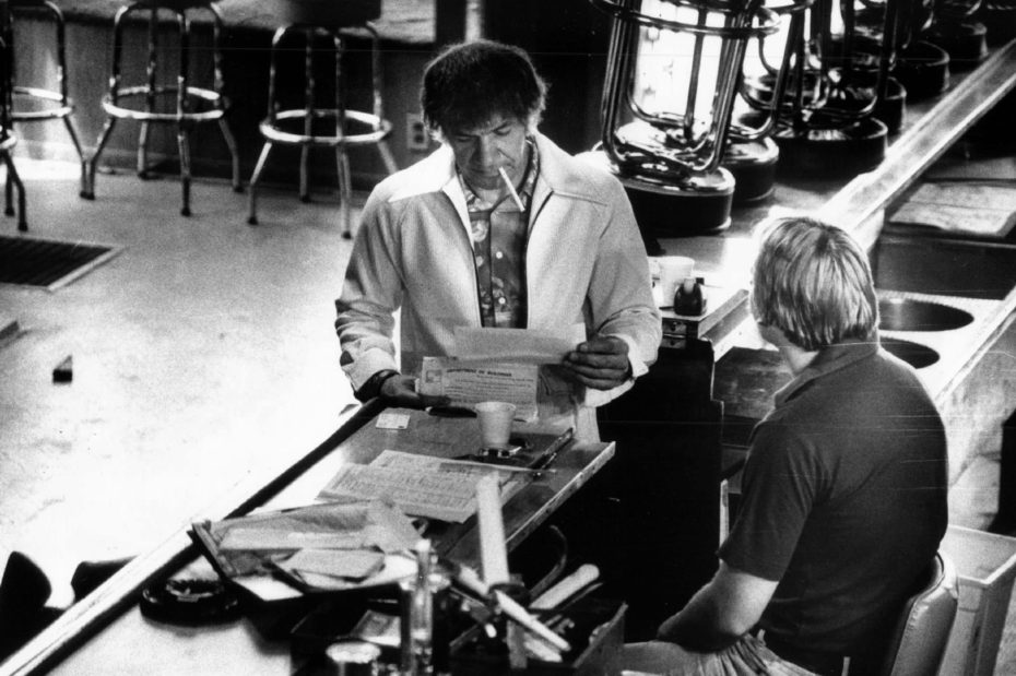 NaoCasanova's tweet photo. En 1977, el 📰Chicago Sun-Times compró el bar MIRAGE en la ciudad para que sus reporteros —que, encubiertos, llevaban el local— investigaran la corrupción de muchos funcionarios municipales y estatales.

Especialmente lo que cobraban para hacer la vista gorda en temas variados. https://t.co/Imv3Zun7Ln