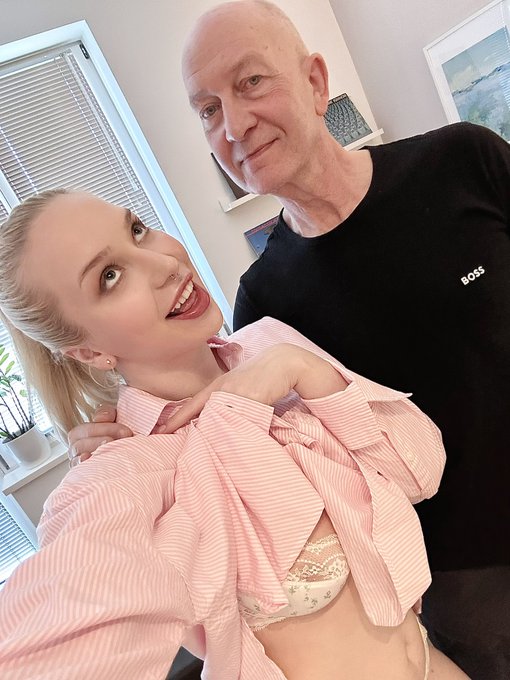 I wasn't joking when I said that I like older men! With #Blanco today for @oldjefans @OldjeOfficial 👼🏻🤍 Stay<a href="/tag/blanco"class="tags"><span>#blanco</span></a><a href="/tag/agegap"class="tags"><span>#agegap</span></a>