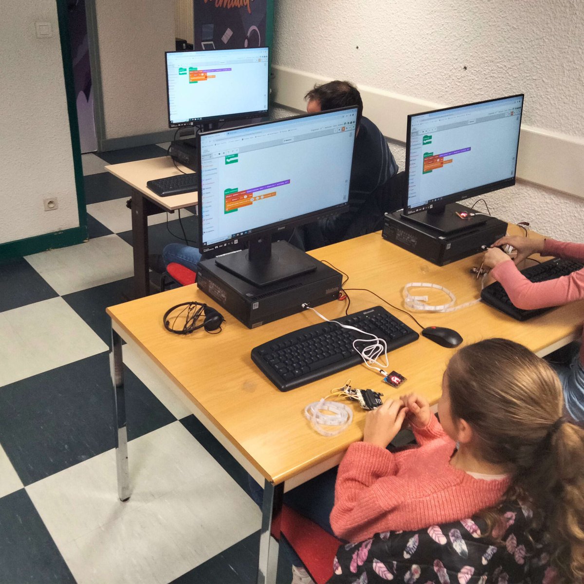 Fond_CGenial's tweet image. 🎨💻 L’#art et le #numérique ne vont pas ensemble ? Yes We Cod'Art vous prouve le contraire !
Retour en image sur ces ateliers où 70 élèves ont pu être initiés à la #programmation à travers la créativité artistique 🤩
#codage #YesWeCode #CGénial