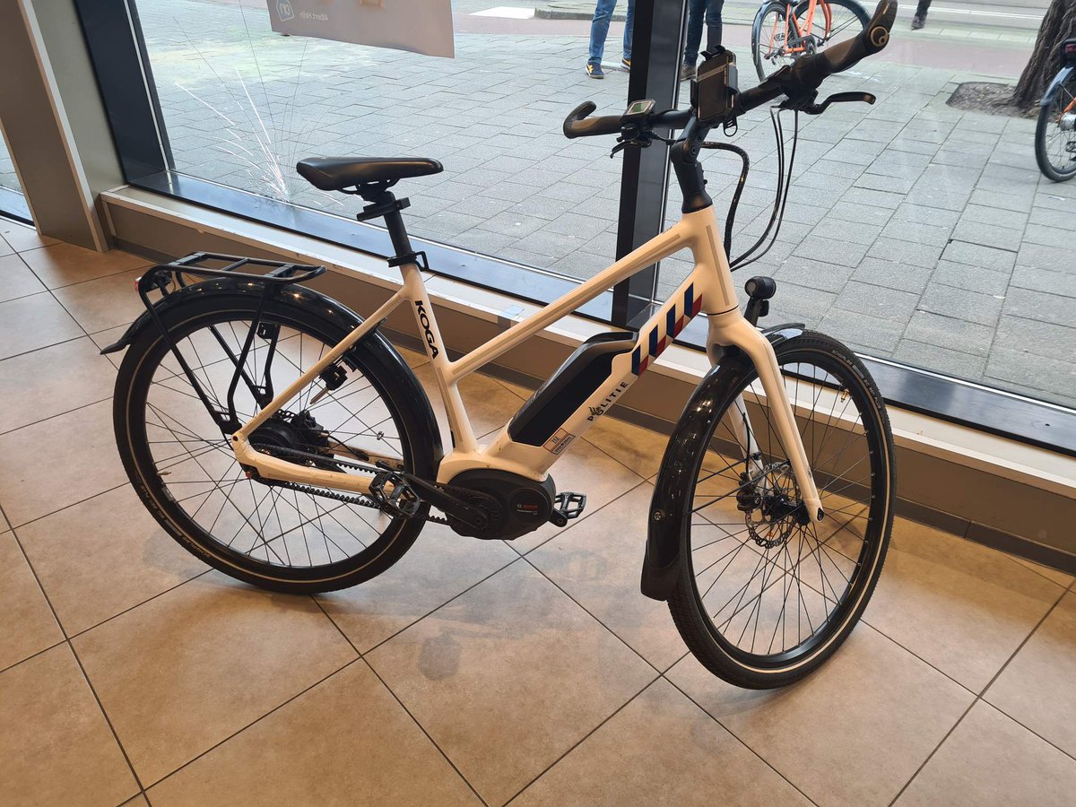 Politie Eenheid Rotterdam eo (@pol_rotterdam) on Twitter photo Terwijl agenten hulp verleenden tijdens een steekincident op de #NieuweBinnenweg is een elektrische dienstfiets gestolen. Verdachte draagt een opvallend rood/roze pak. De fiets is een wit herenmodel met politiestriping (lijkt op foto). Iets gezien? Bel 0900-8844 <a href="/POL_RotterdamC/">Politie Basisteam Centrum</a> Terwijl agenten hulp verleenden tijdens een steekincident op de #NieuweBinnenweg is een elektrische dienstfiets gestolen. Verdachte draagt een opvallend rood/roze pak. De fiets is een wit herenmodel met politiestriping (lijkt op foto). Iets gezien? Bel 0900-8844 <a href="/POL_RotterdamC/">Politie Basisteam Centrum</a>