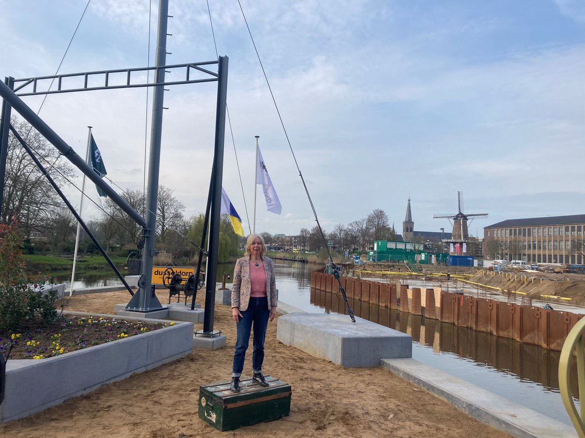 Hijsen van de vlag met de gerestaureerde historische havenkraan bij Iseldoks met @ingridlambregts. Een mooi stukje waardevolle Doetinchemse geschiedenis, meegenomen in de nieuwe ontwikkeling van een prachtig woongebied. Namens de fractie was <a href="/JMonsVuulink/">Jessie Mons-Vuulink</a> aanwezig.