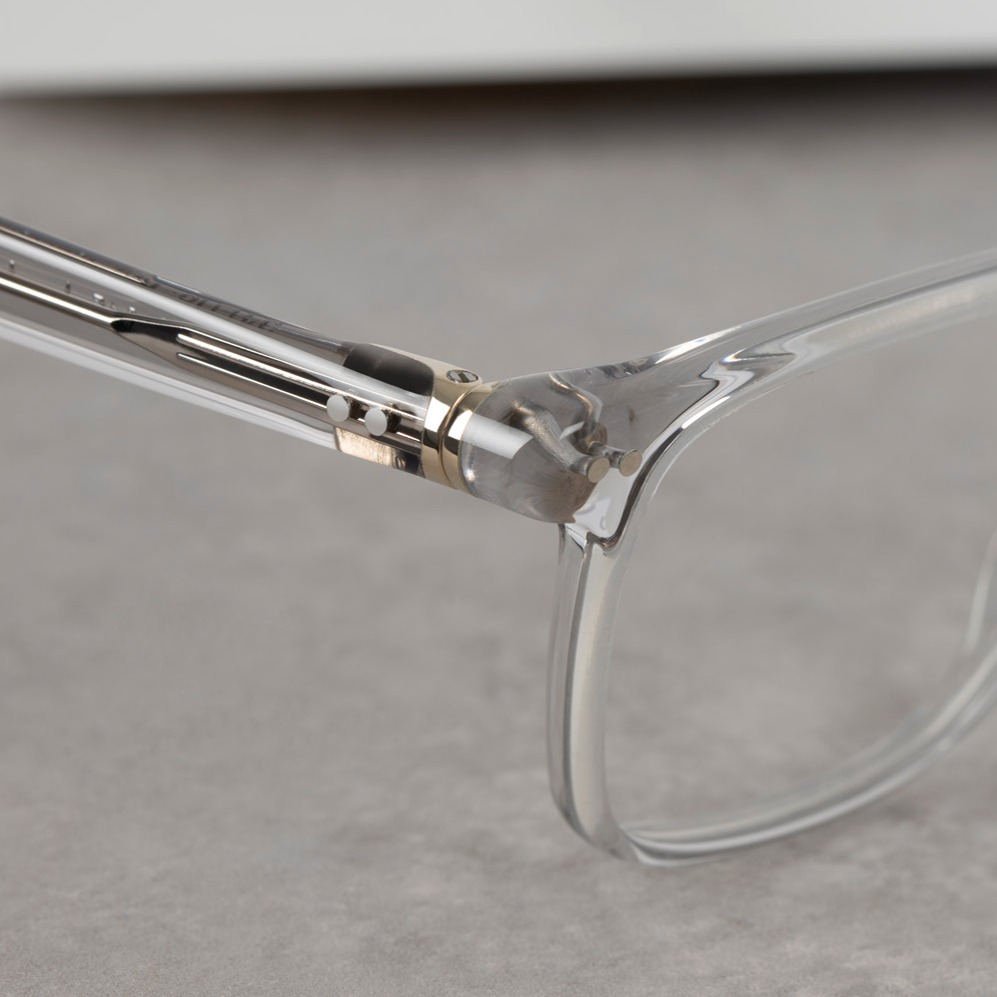 The A6 in crystal is clear and reveals its intricate details – a blend of traditional craftsmanship and technical sophistication. The original Lunor double rivet hinge isn't just for show; it ensures a durable frame. #handmade #madeingermany #lunoreyewear #rivethinge