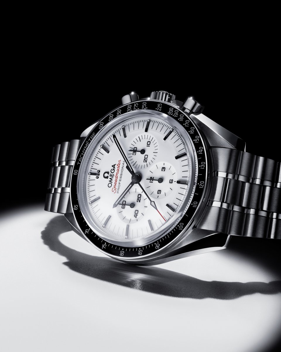 omegawatches's tweet image. It’s the Speedmaster Moonwatch with a difference. Take a close-up view of our new lacquered dial in white. omegawatches.com/MoonwatchWhite

#OMEGA 
#Moonwatch 
#Speedmaster