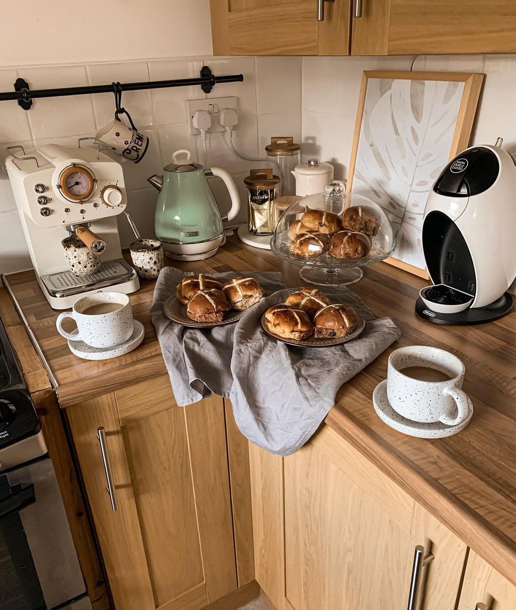 Barista Style Coffee 🤝 Hot Cross Buns Featuring our Nordic Pump Espresso Machine🤩 @pod_angielskim_niebem #coffee #espressomachine #hotcrossbuns #easter #morningcoffee #kitchenappliances #swanbrand