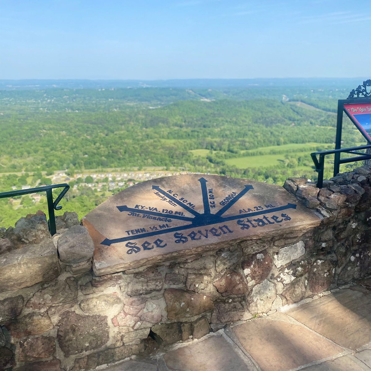 Lunch with a view? Yes please! As the weather warms up, put lunch at Café 7 on your list of places to dine this spring! ☀️