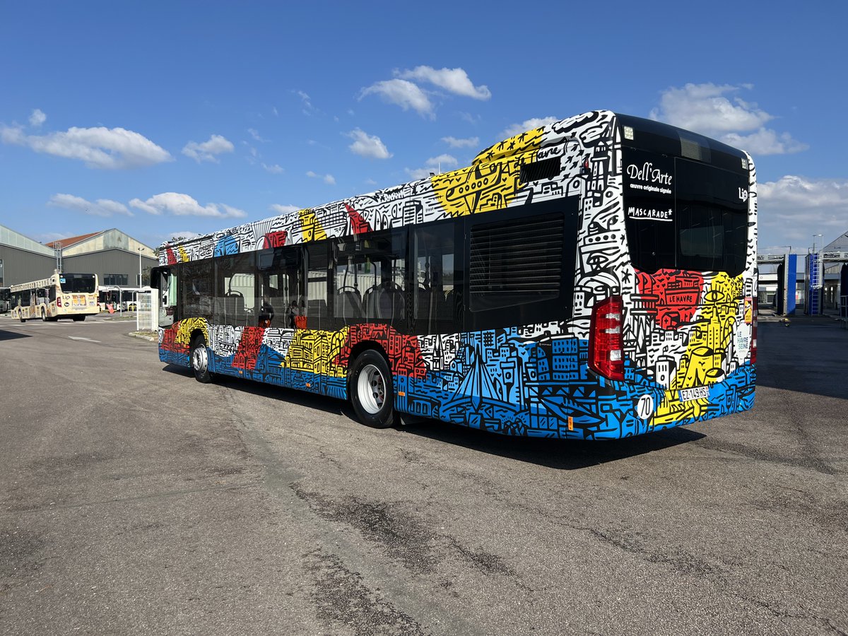 🎨 Le voici… Le 15ème bus Dell’Arte réalisé par Mascarade ! 🚍 À découvrir sur le réseau LiA dès le 21 mars. @lehavremetro @lh_lehavre