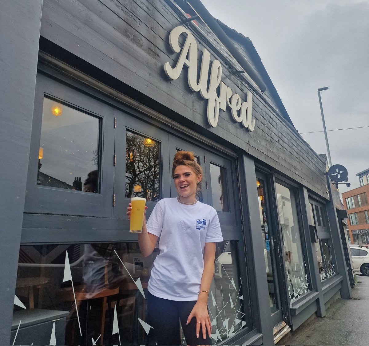 Midweek pick-me-up with after-work pints at Alfred Bar, where our smiley Holly serves up the best Wednesday vibes! 😊🍻#wednesdaypints🍻🙈😎