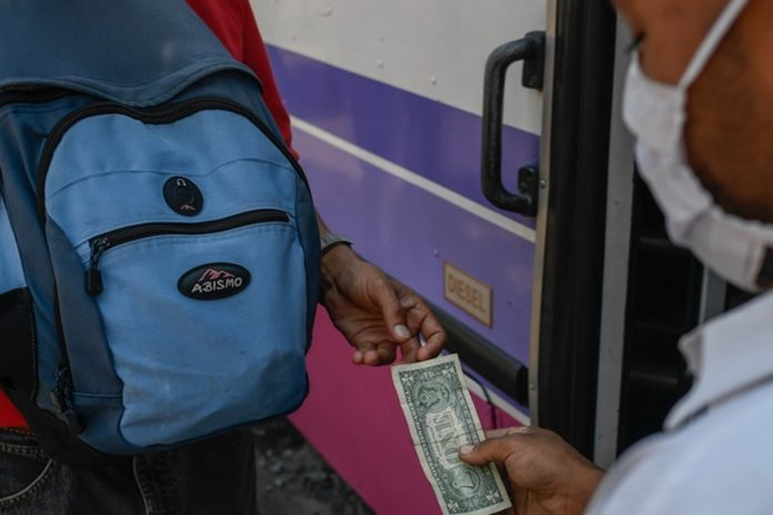 Los transportistas en Caracas aumentarán el pasaje mínimo a 15 bolívares a partir del lunes 25 de marzo. Así lo informó David Bonalde, presidente de la Línea de Conductores de Antímano, quien señaló que el gobierno no les ha dado una respuesta después de meses de negociación.