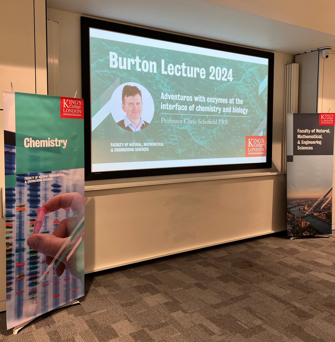 We are all set for our Burton Lecture 2024 with Professor @SchofieldOxford! 👨‍🔬

Professor Chris Schofield FRS will delve into fundamental research on chemical aspects of antibiotic biosynthesis and resistance.🧪

🖥️👀 loom.ly/HZQD2DE 
#Burton2024 #ScienceatKings