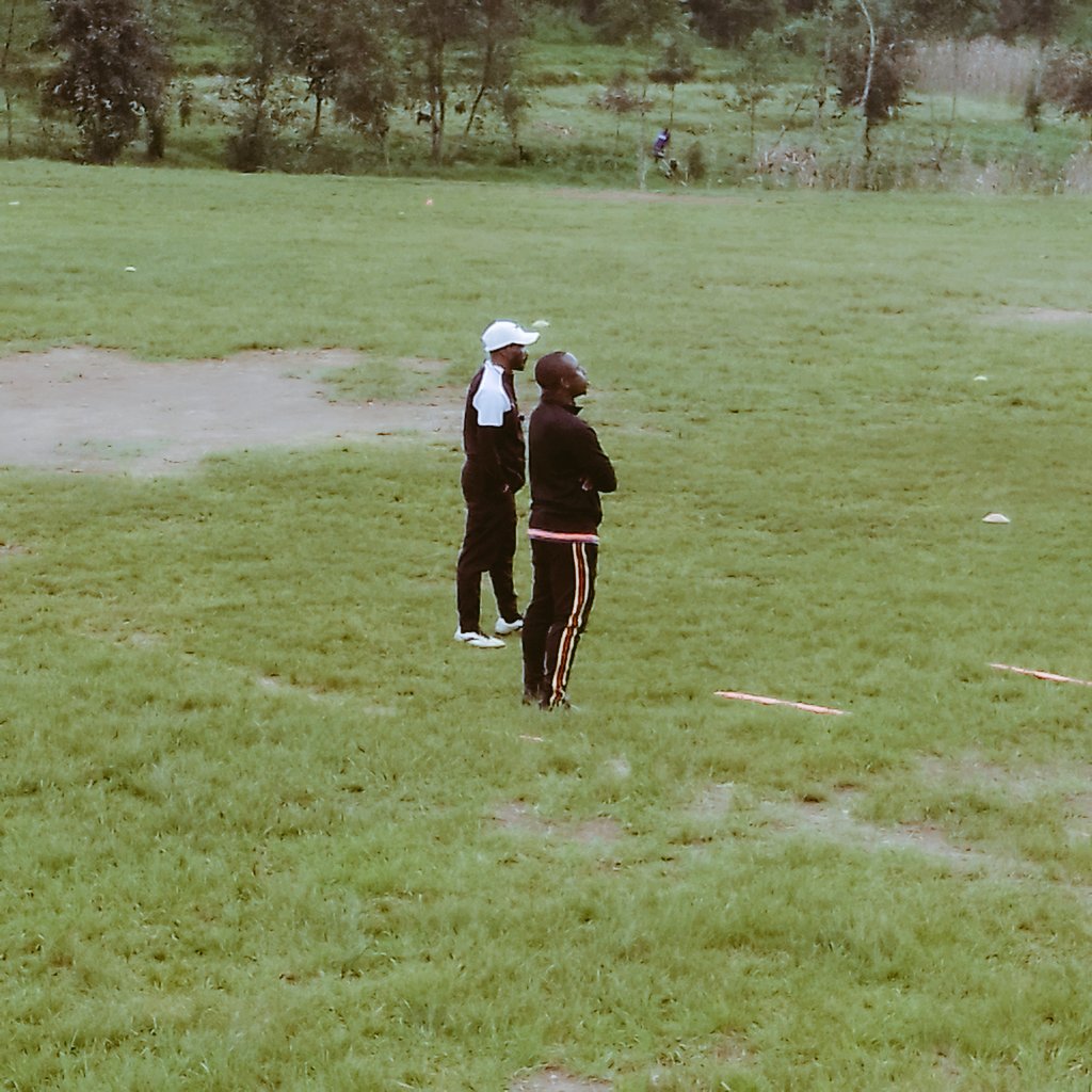 AgahozoK's tweet photo. Umutoza WA @tsindabatsinde #Bangla ntiyakwihanganira gutakaza amanota 3 kuri #Intare . Nguwo yitegereza abasorebe
#TBFA https://t.co/oF0otxdX8r