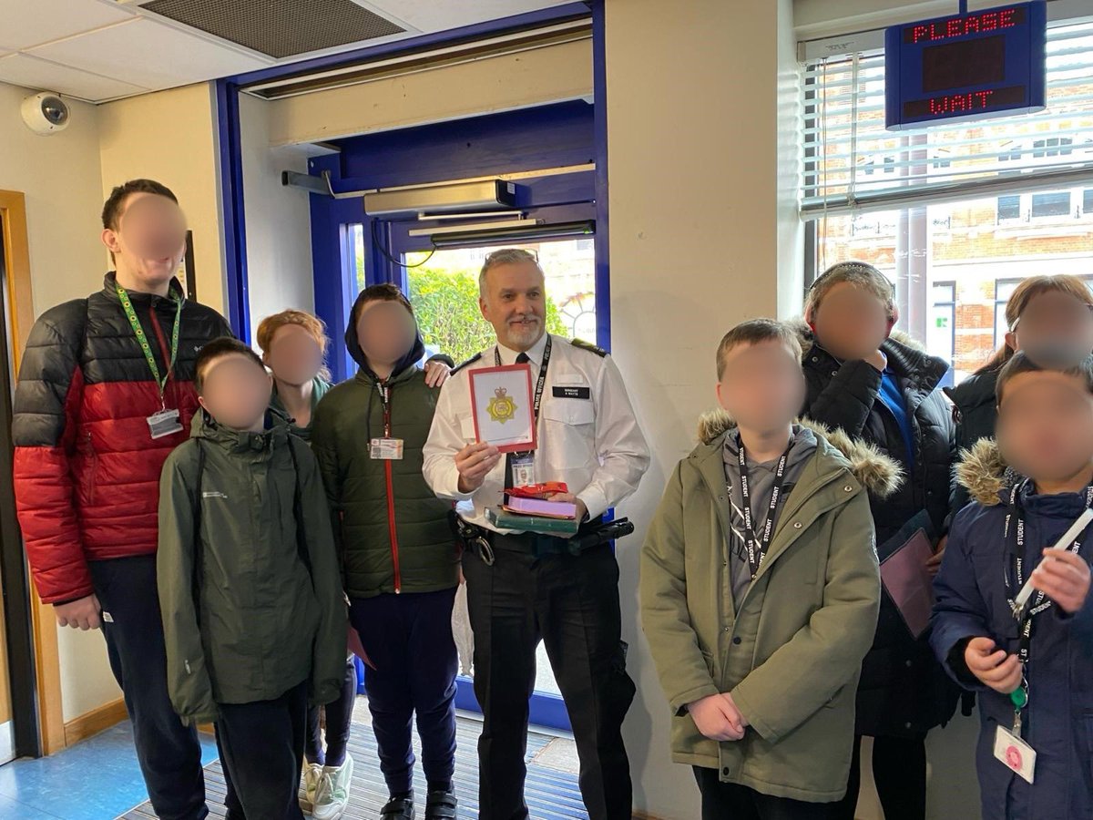 Pupils at the Dysart School from Surbiton visited Wimbledon Police station as they wanted to give us some gorgeous thank you cards! They also bought a lovely box of chocolates to say a massive thank you for all our help. It was our pleasure to host some amazing young people!