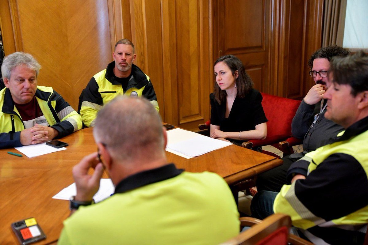 ionebelarra's tweet image. Hoy nos hemos reunido con los trabajadores de Acerinox que llevan más de 40 días en huelga reclamando la mejora de sus condiciones laborales. Muchos de ellos, además, se están enfrentando a fuertes multas. Desde Podemos tienen todo nuestro apoyo. Exigir derechos no es un delito.