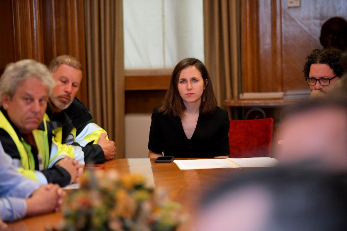 ionebelarra's tweet image. Hoy nos hemos reunido con los trabajadores de Acerinox que llevan más de 40 días en huelga reclamando la mejora de sus condiciones laborales. Muchos de ellos, además, se están enfrentando a fuertes multas. Desde Podemos tienen todo nuestro apoyo. Exigir derechos no es un delito.
