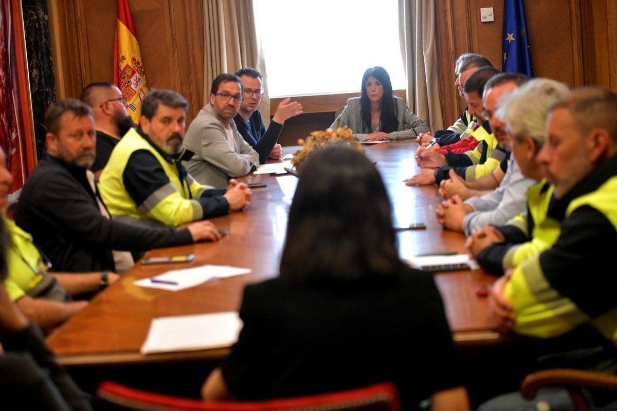 ionebelarra's tweet image. Hoy nos hemos reunido con los trabajadores de Acerinox que llevan más de 40 días en huelga reclamando la mejora de sus condiciones laborales. Muchos de ellos, además, se están enfrentando a fuertes multas. Desde Podemos tienen todo nuestro apoyo. Exigir derechos no es un delito.